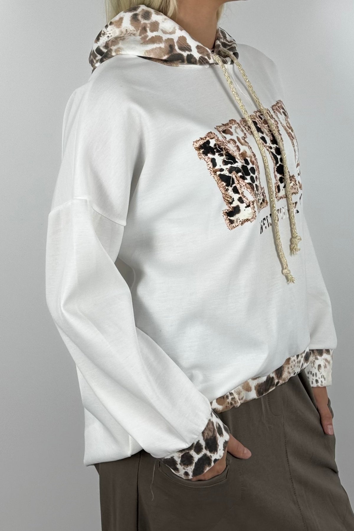 Oversize Pullover mit Kapuze & NYC Leo-Print – Weiß