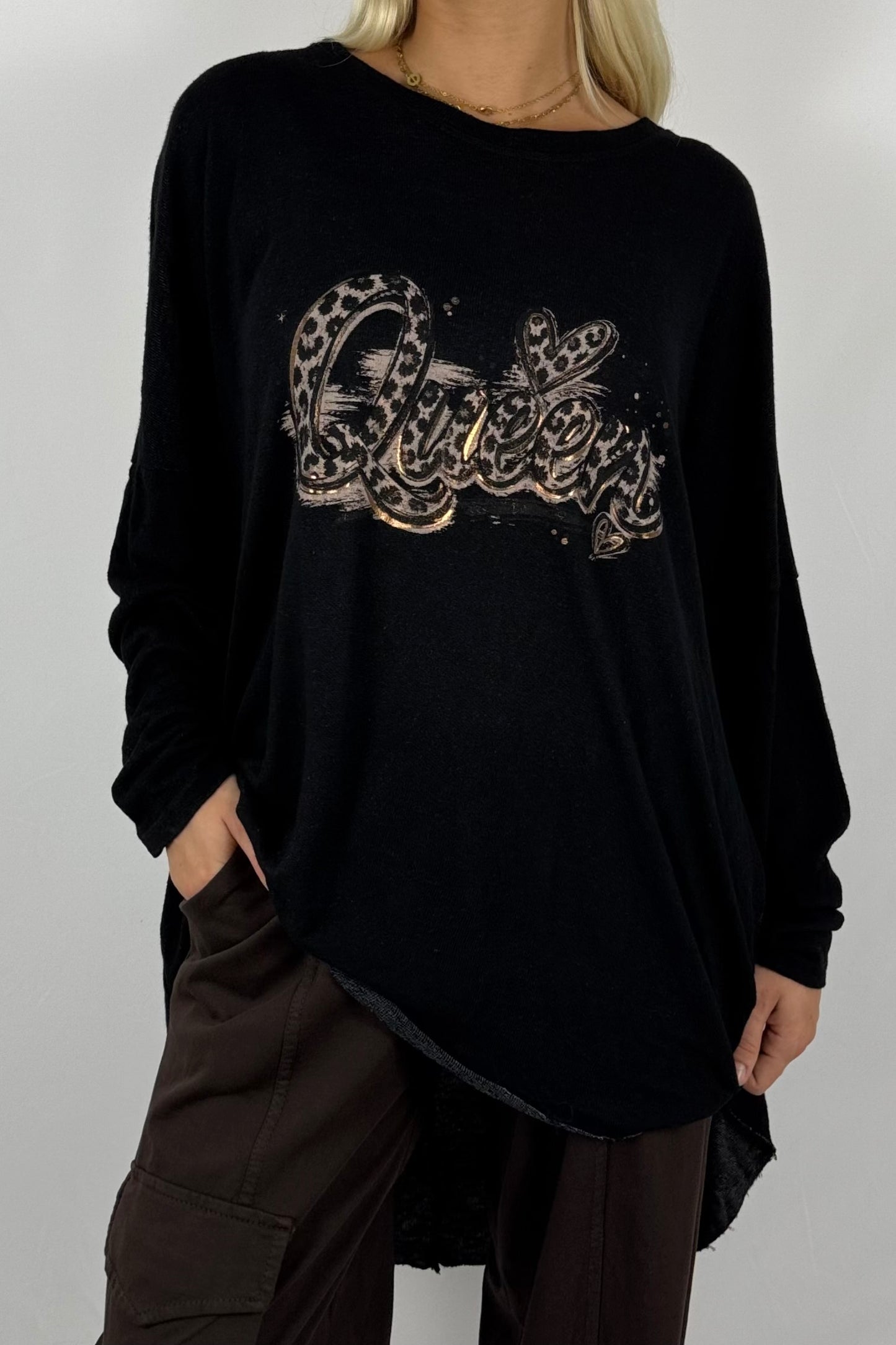 Damen Longshirt „Queen“ – Oversize mit Frontprint-Schwarz