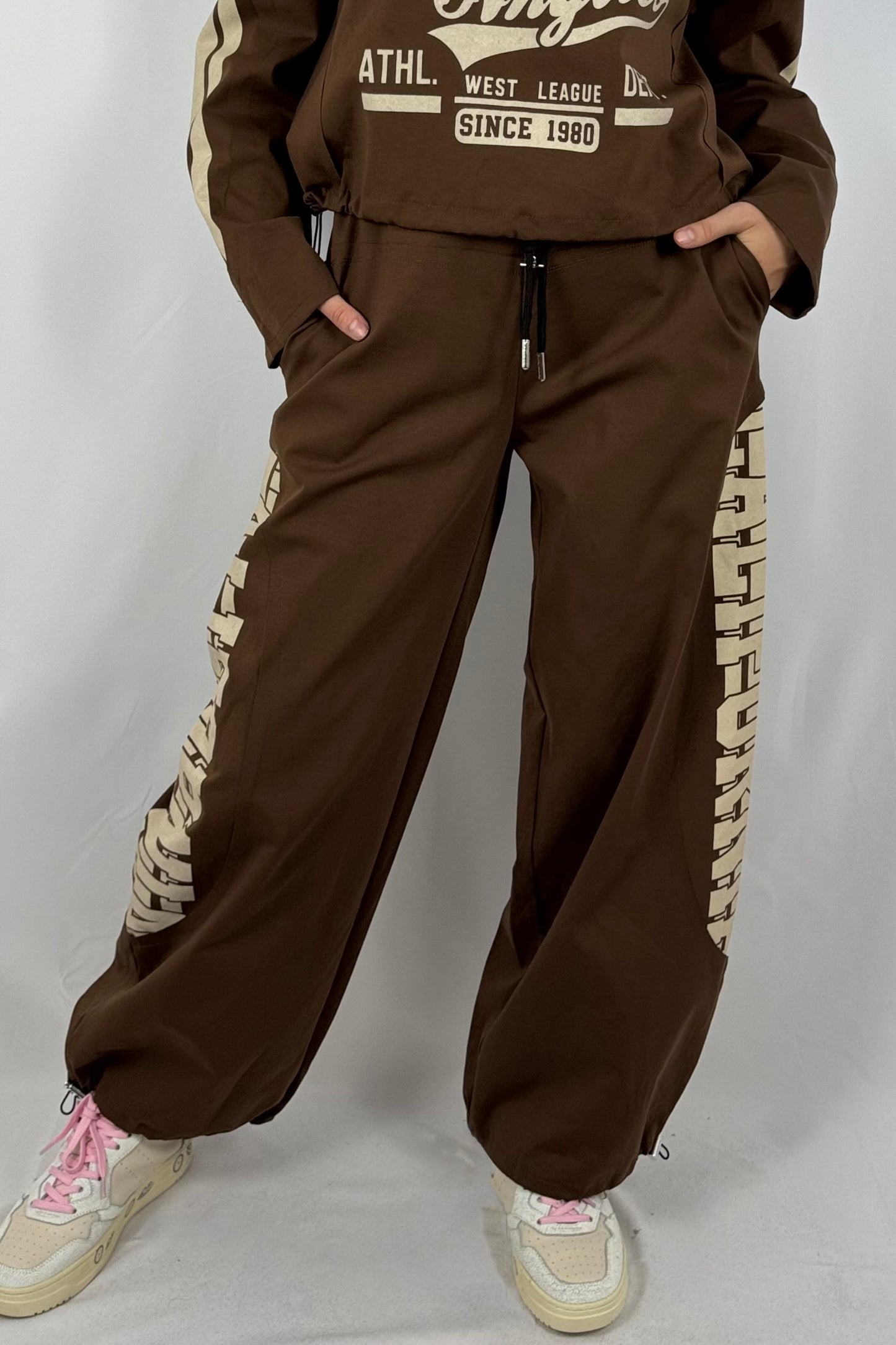 Damen Hose – Sportlicher Freizeit-Look mit Schriftzug-Schoko