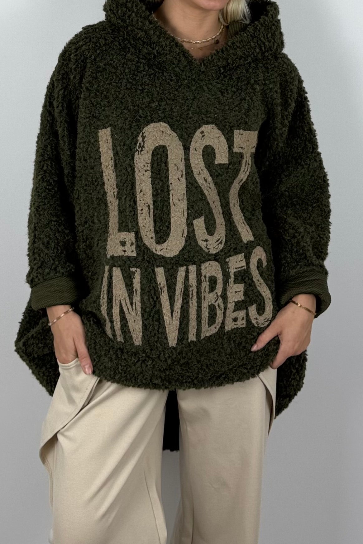 Damen Oversize Teddy-Pullover „Lost in Vibes“ – Khaki