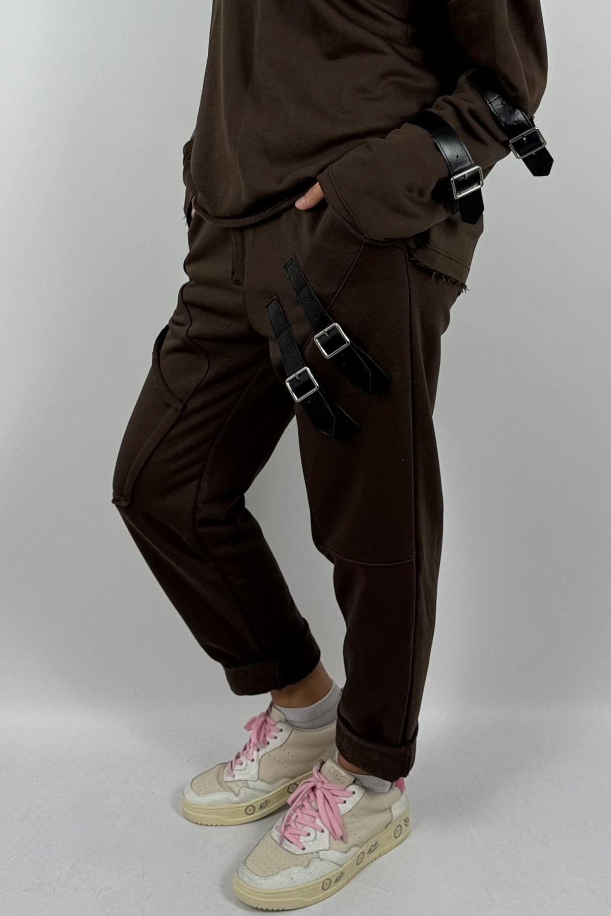 Lässige Oversize Jogginghose mit Schnallen-Details – Schoko