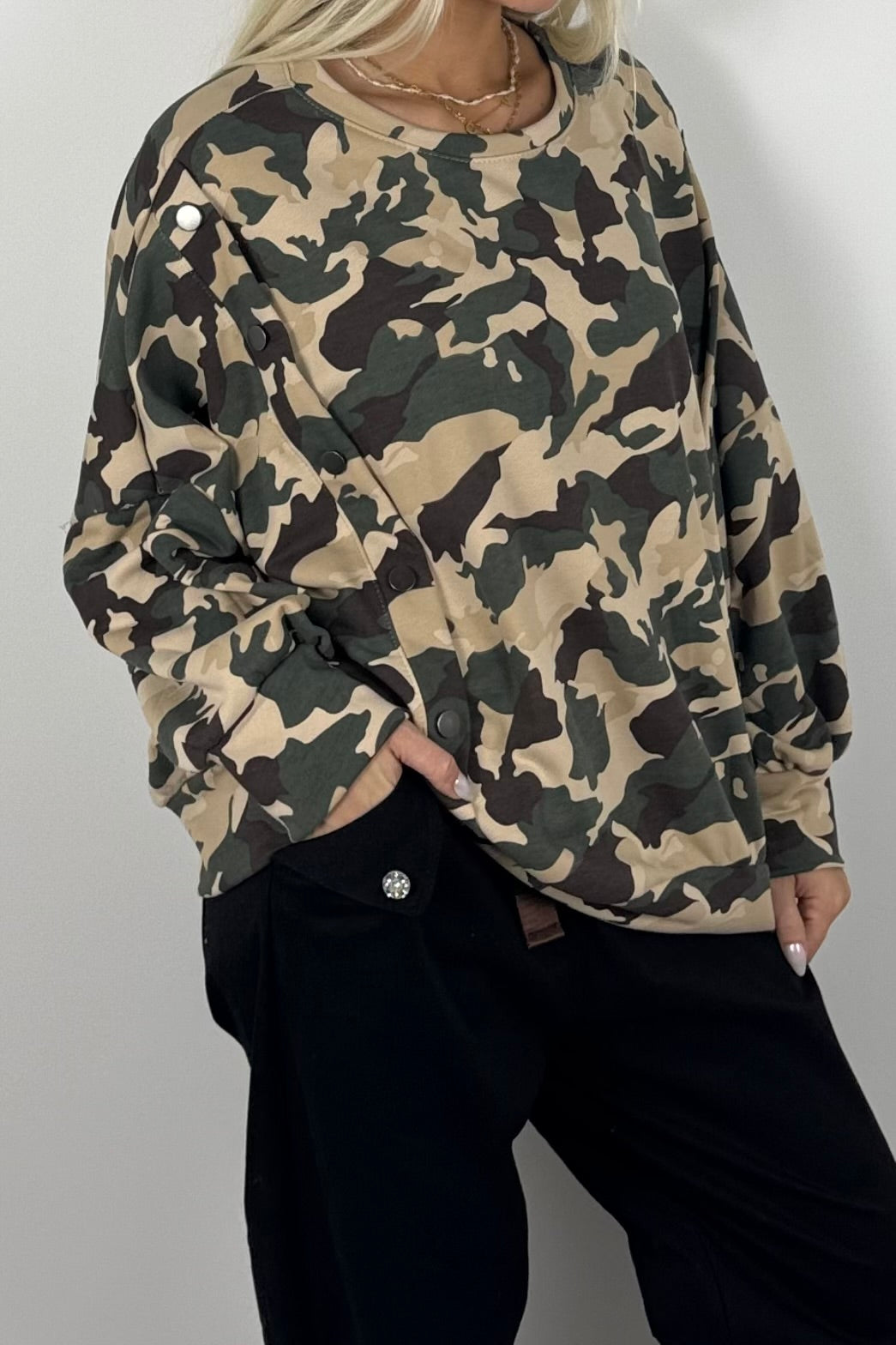 Oversize Damen Sweatshirt mit Camouflage-Muster & Knopfdetails – Beige
