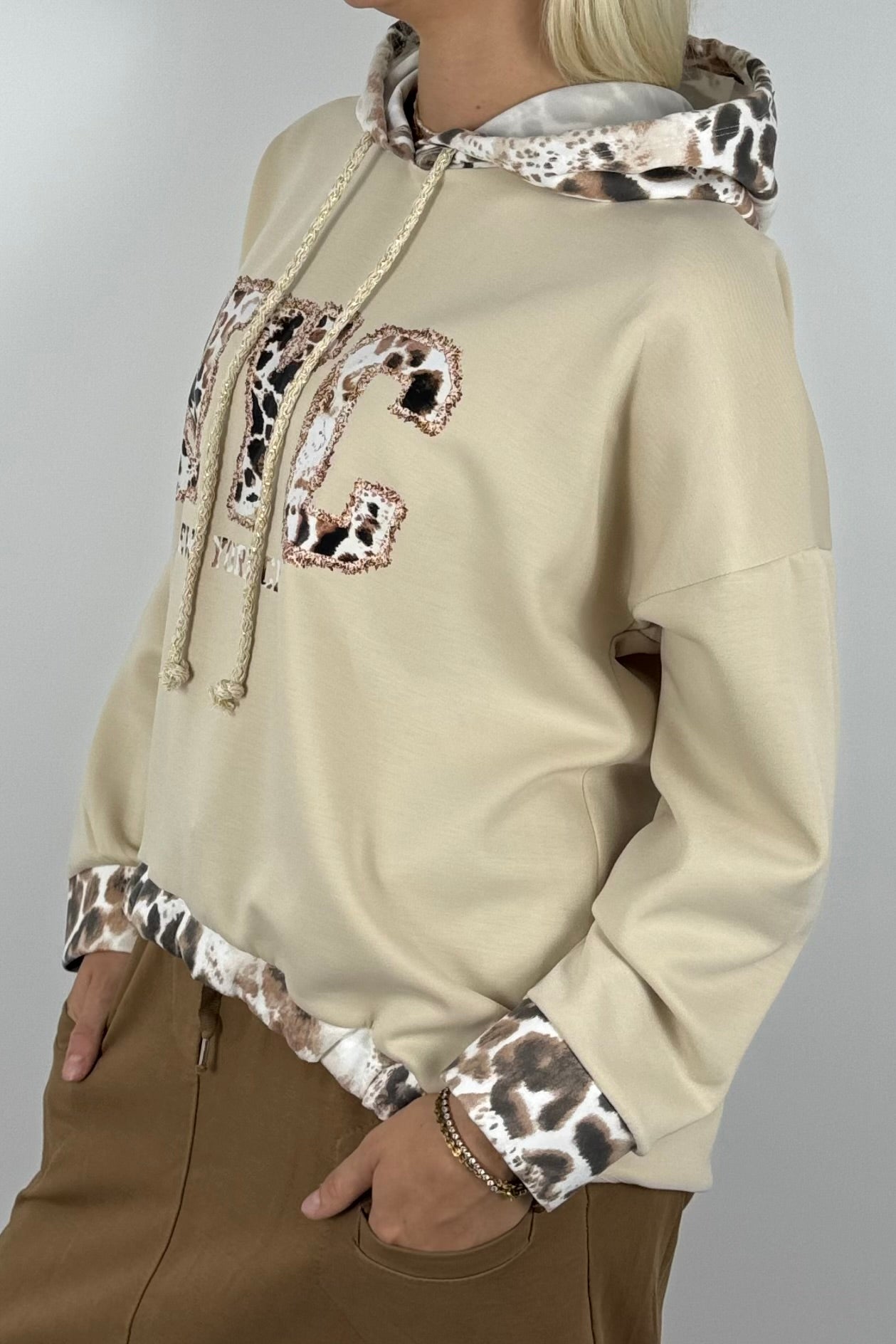 Oversize Pullover mit Kapuze & NYC Leo-Print – Beige