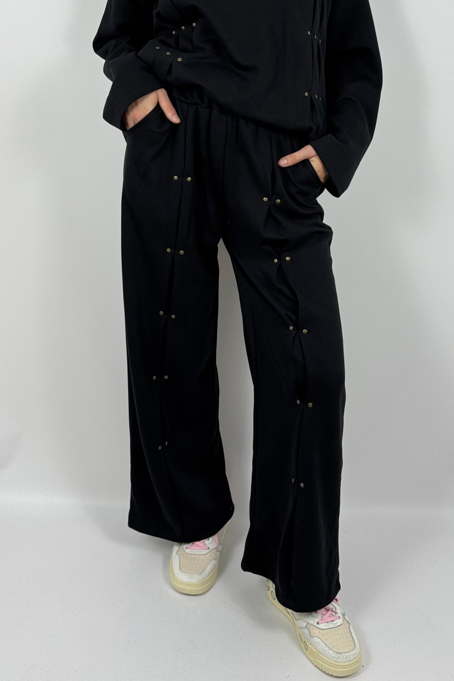 Damen Hose mit Faltendetails & Nieten – Schwarz