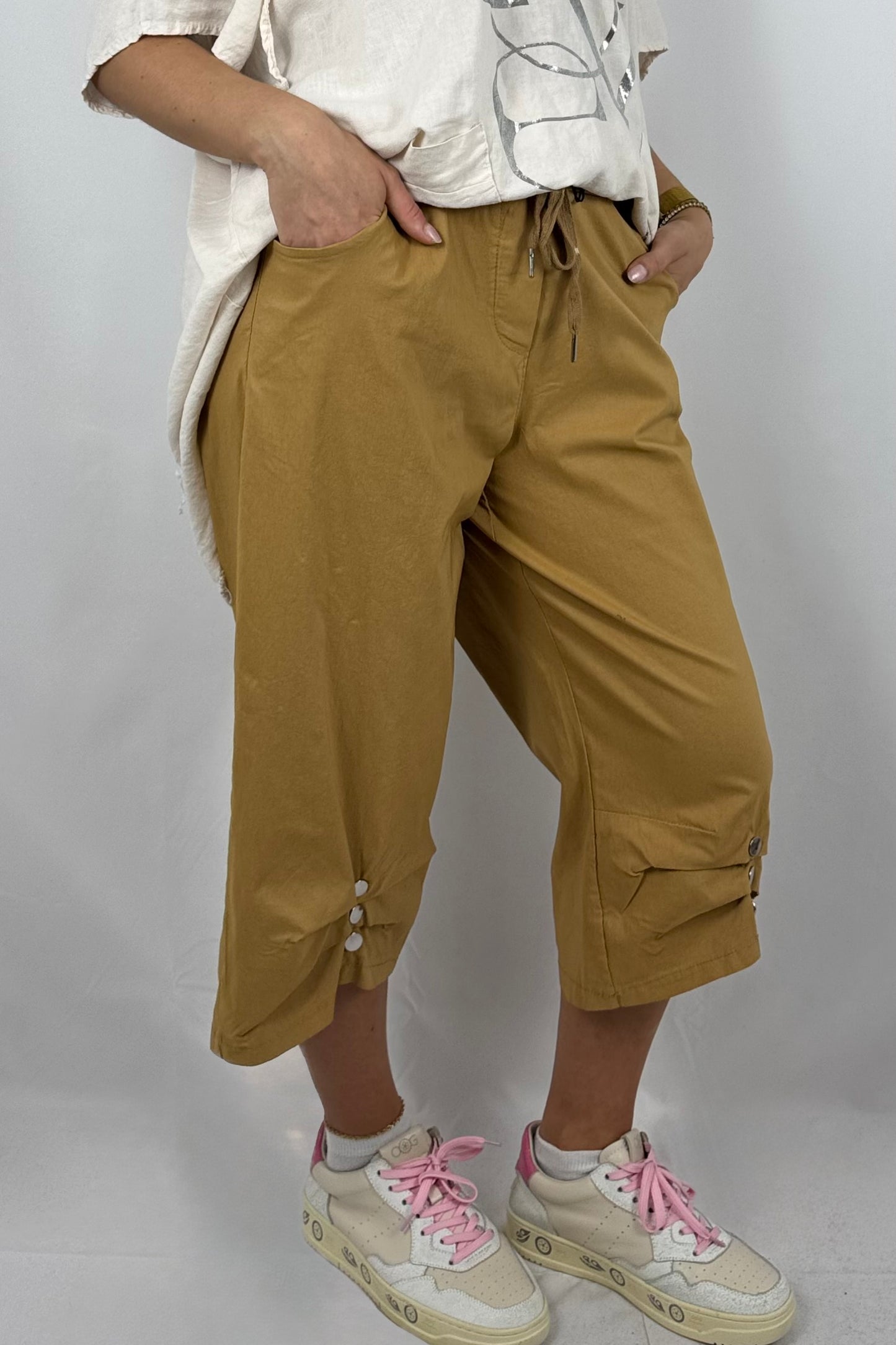 7/8-Hose mit Knopfdetail & Paperbag-Bund-Kamel