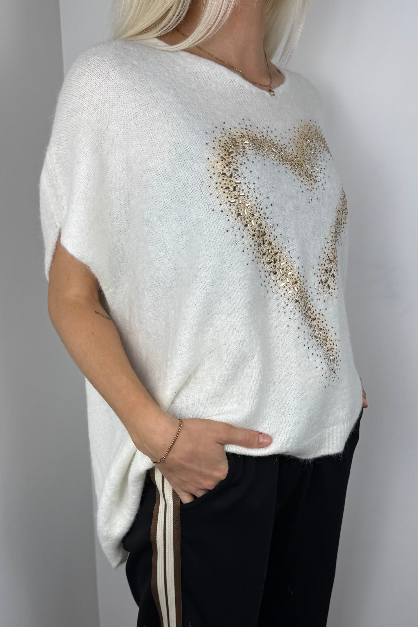 Pullover mit Herz-Design und Strassdetails –Weiß