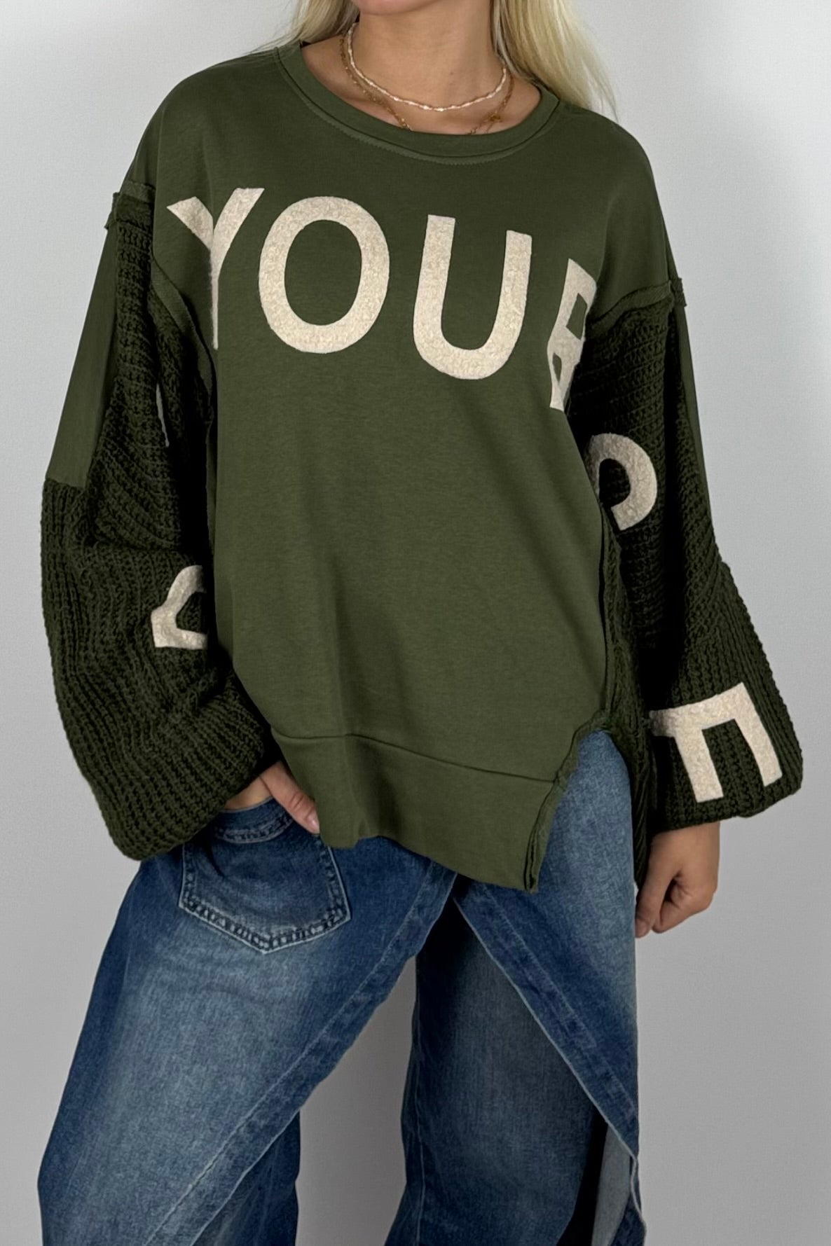 Damen Oversize Sweatshirt mit Strickärmeln & Statement – Khaki