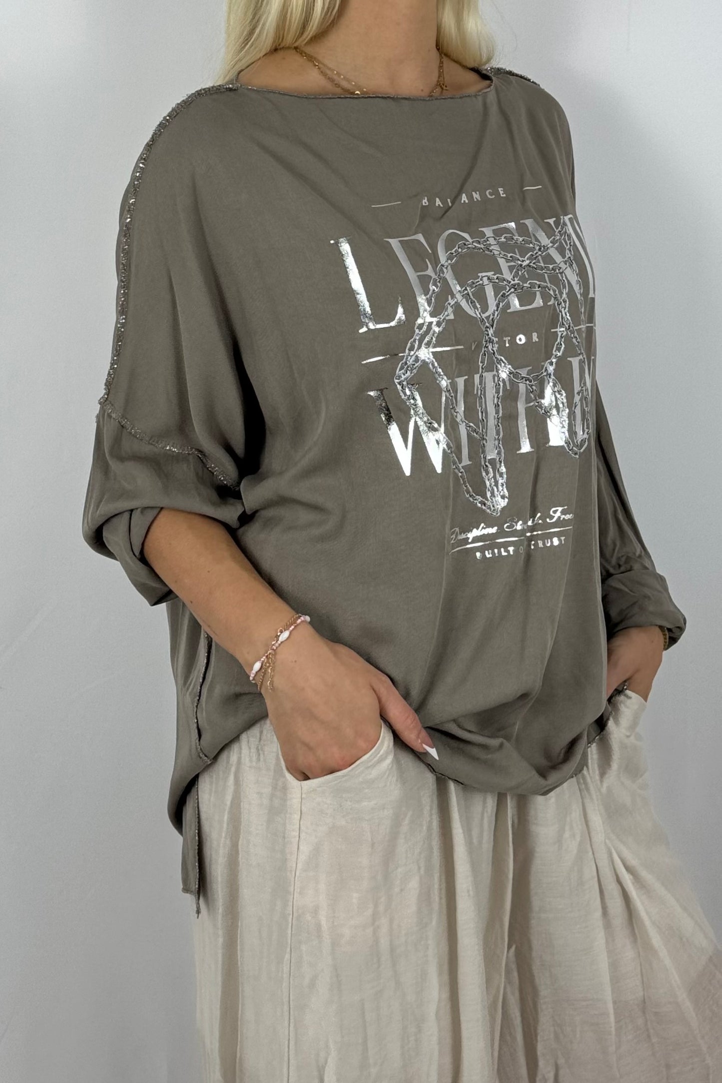 Oversize-Shirt mit Frontprint und Kettendetail-Mud