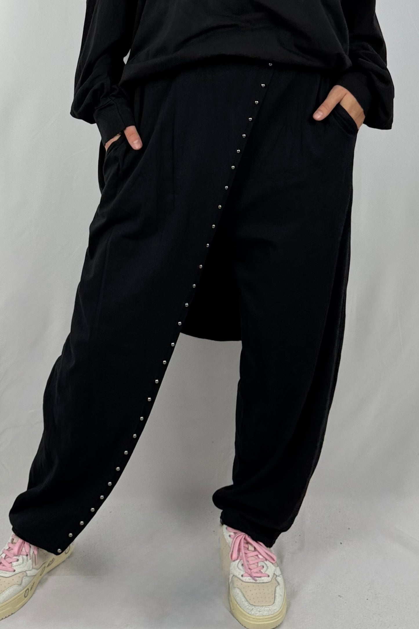 Bequeme Oversize-Hose mit Nieten-Detail-Schwarz