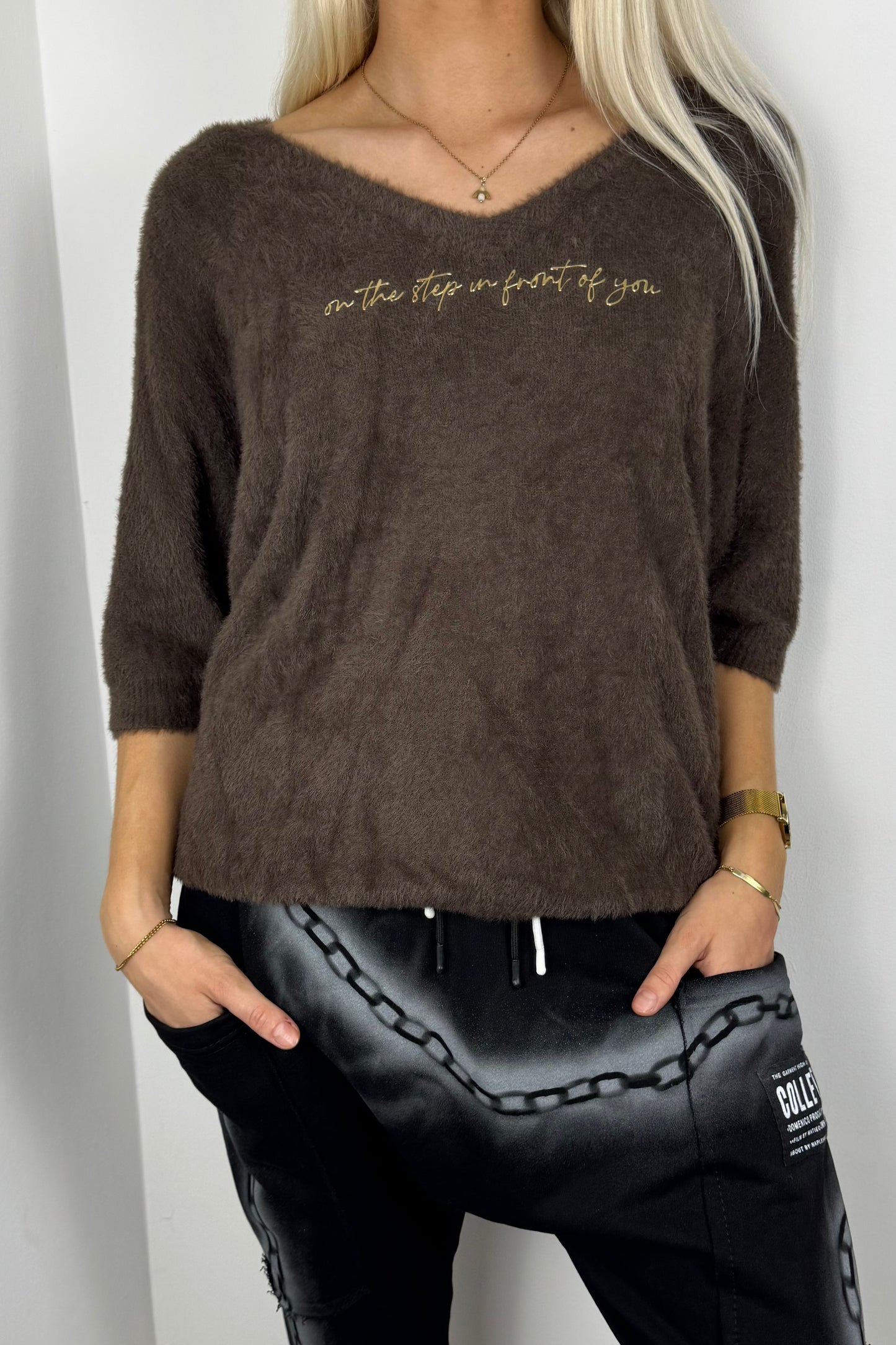 Shirt mit V-Ausschnitt und Stickerei –Choco
