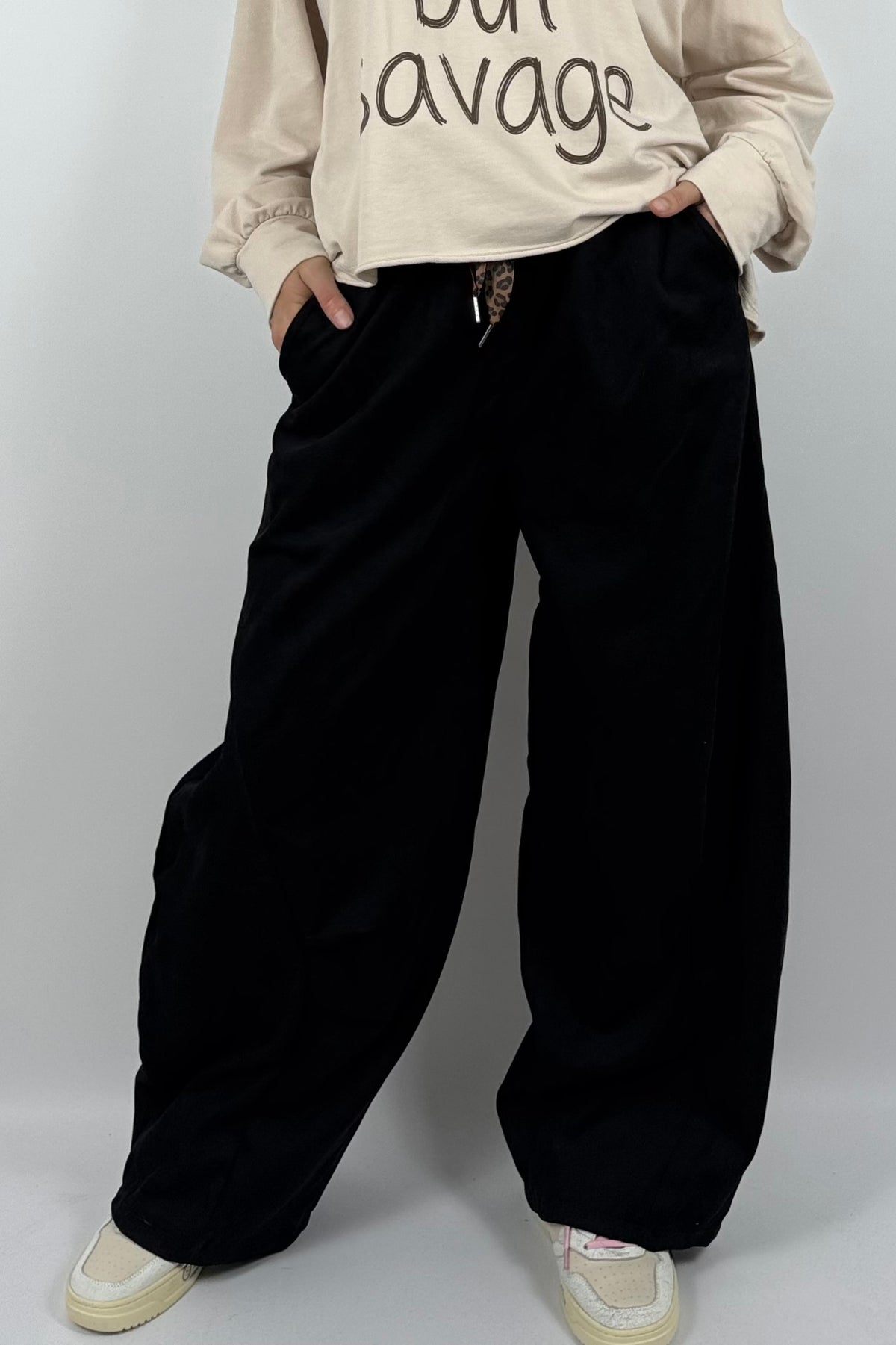 Lässige Baggy-Hose mit Leo-Bindeband – Schwarz