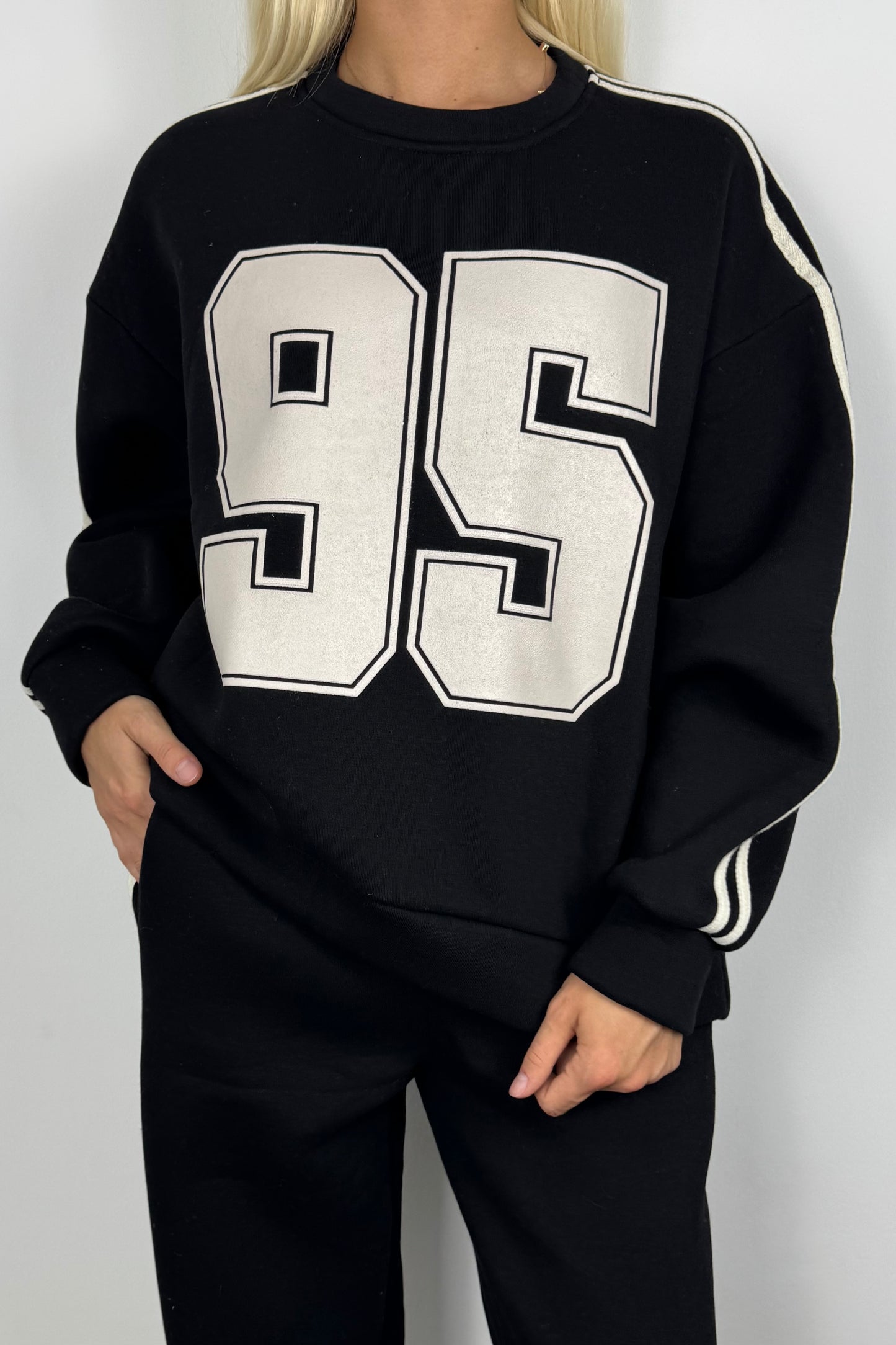 Trendiger Oversize-Sweater mit Print „95“ –Schwarz