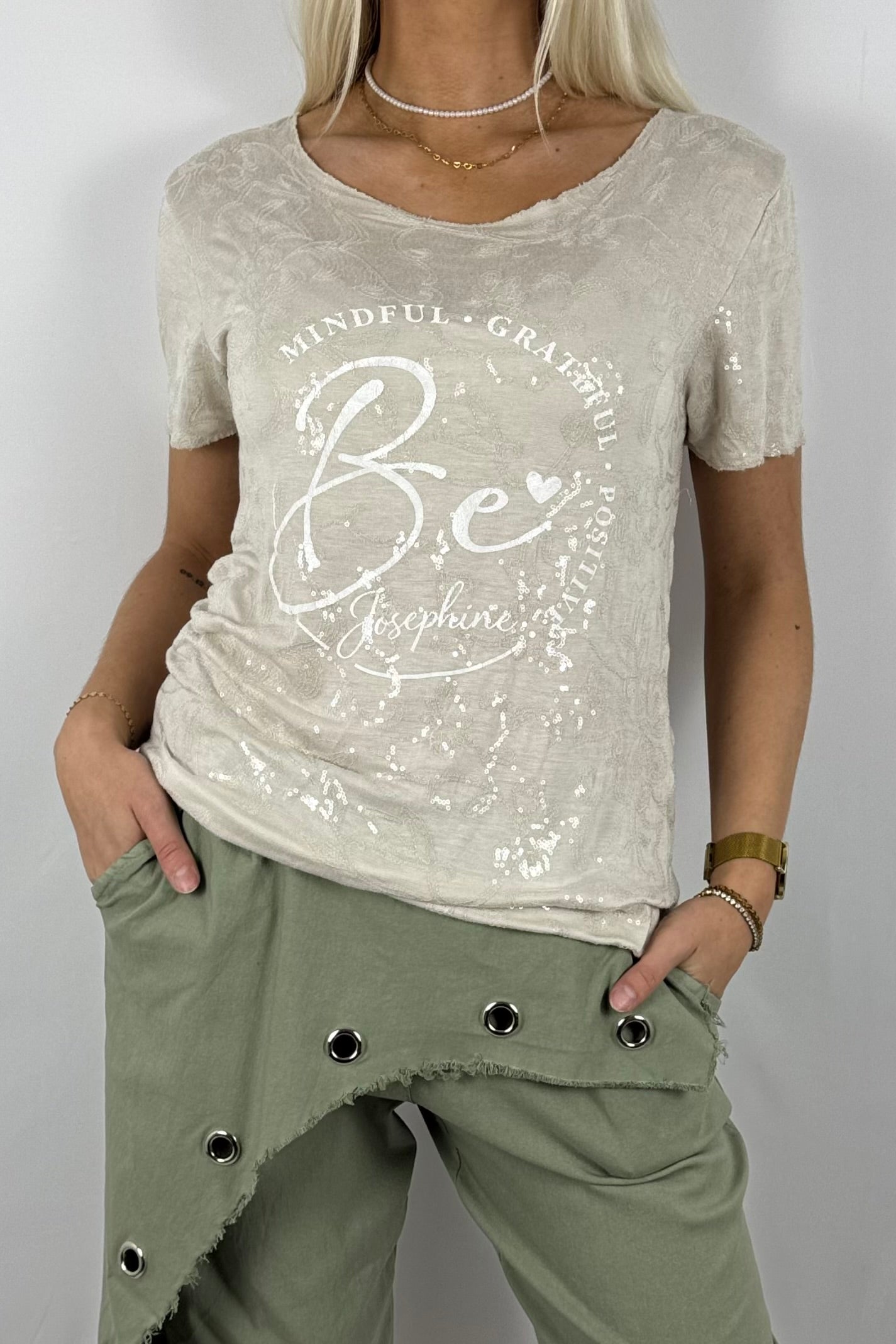 Pailletten-Shirt mit floraler Stickerei und Frontprint-Beige