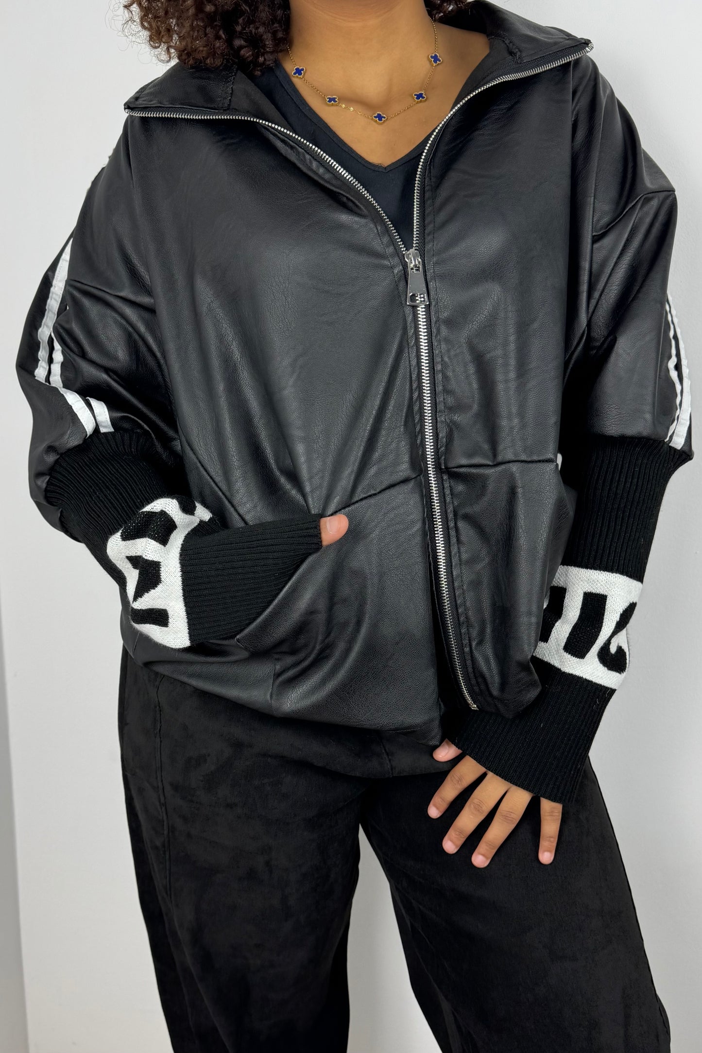 Oversize-Zipper-Jacke mit Strickärmeln – Schwarz