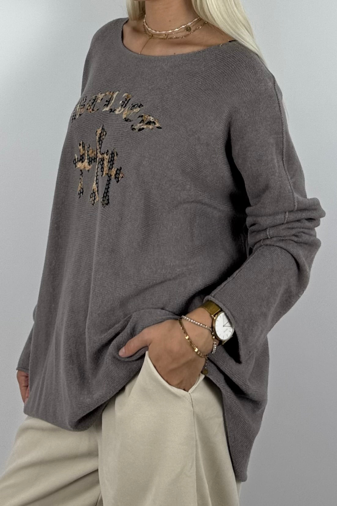 Oversize Shirt mit Leo-Statement & Kreuz-Detail – Mud