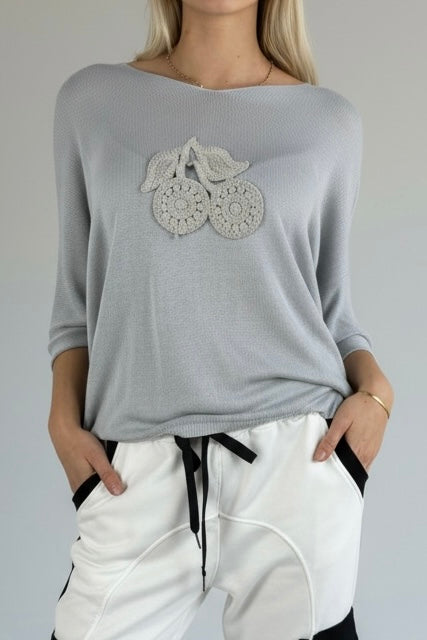 Shirt mit V-Ausschnitt & gehäkelter Applikation-Grau