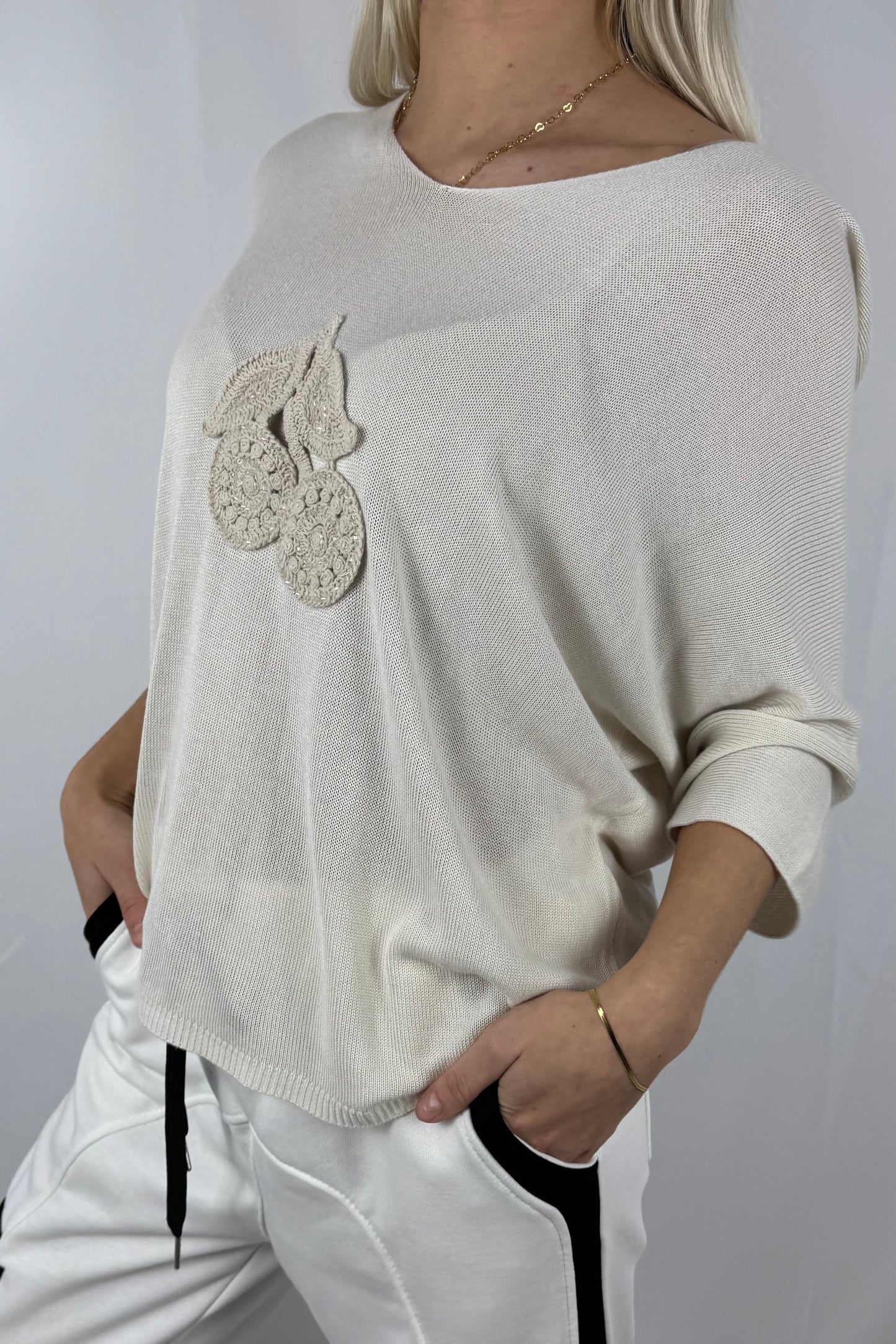 Shirt mit V-Ausschnitt & gehäkelter Applikation-Beige