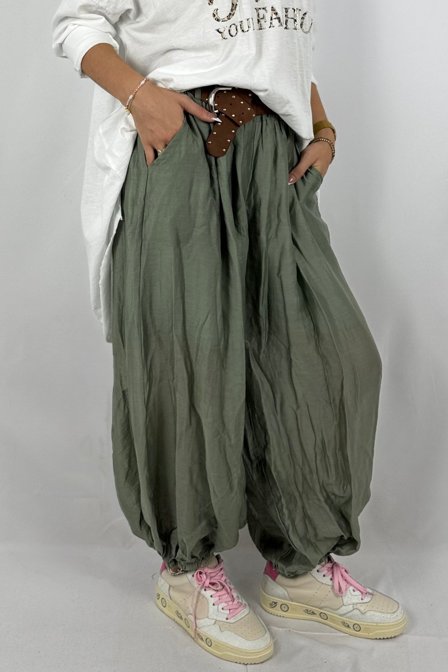 Lässige Ballonhose mit Nietengürtel-Khaki