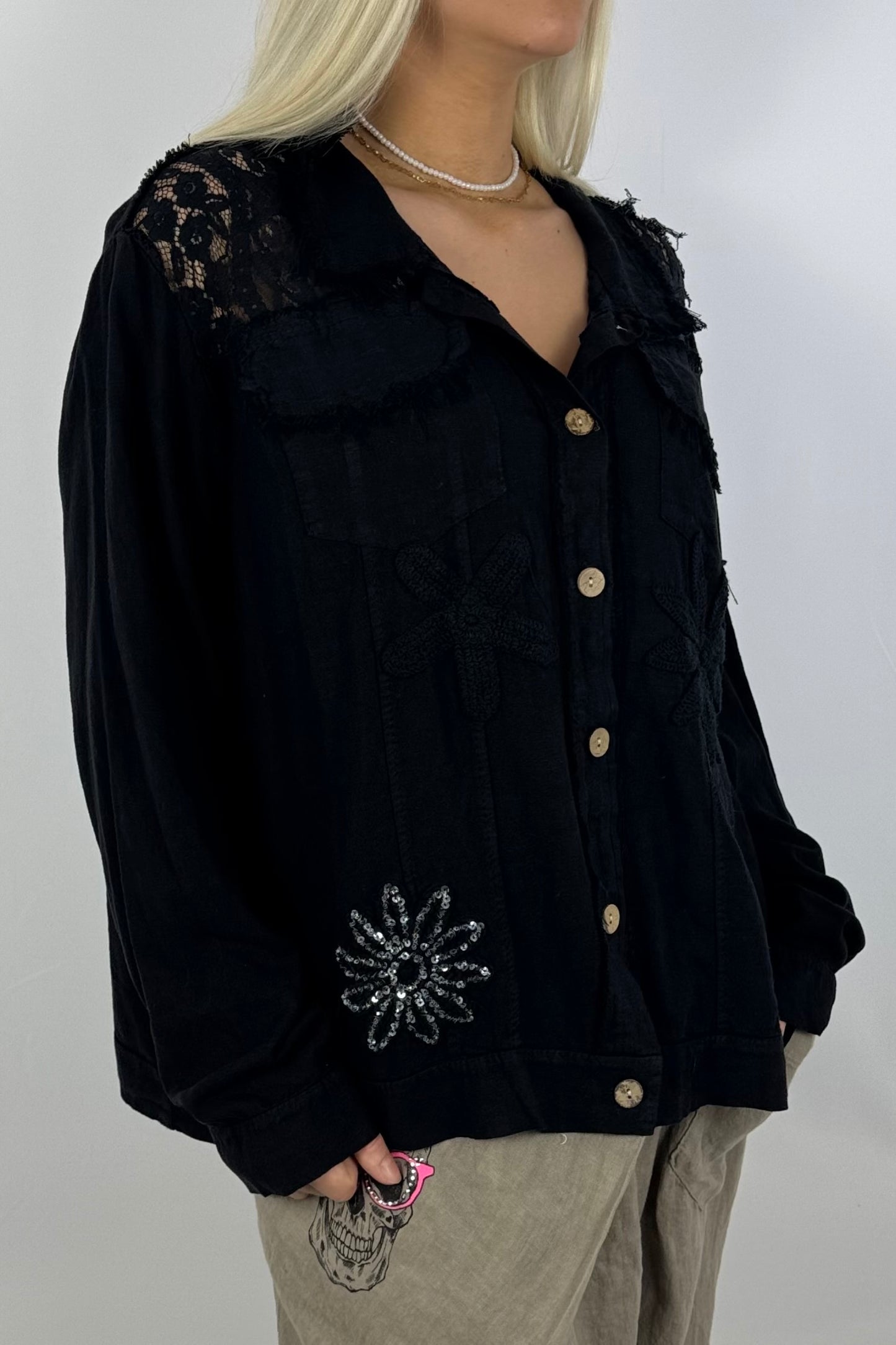 Leichte Bluse mit Häkelblumen & Spitzendetails-Schwarz