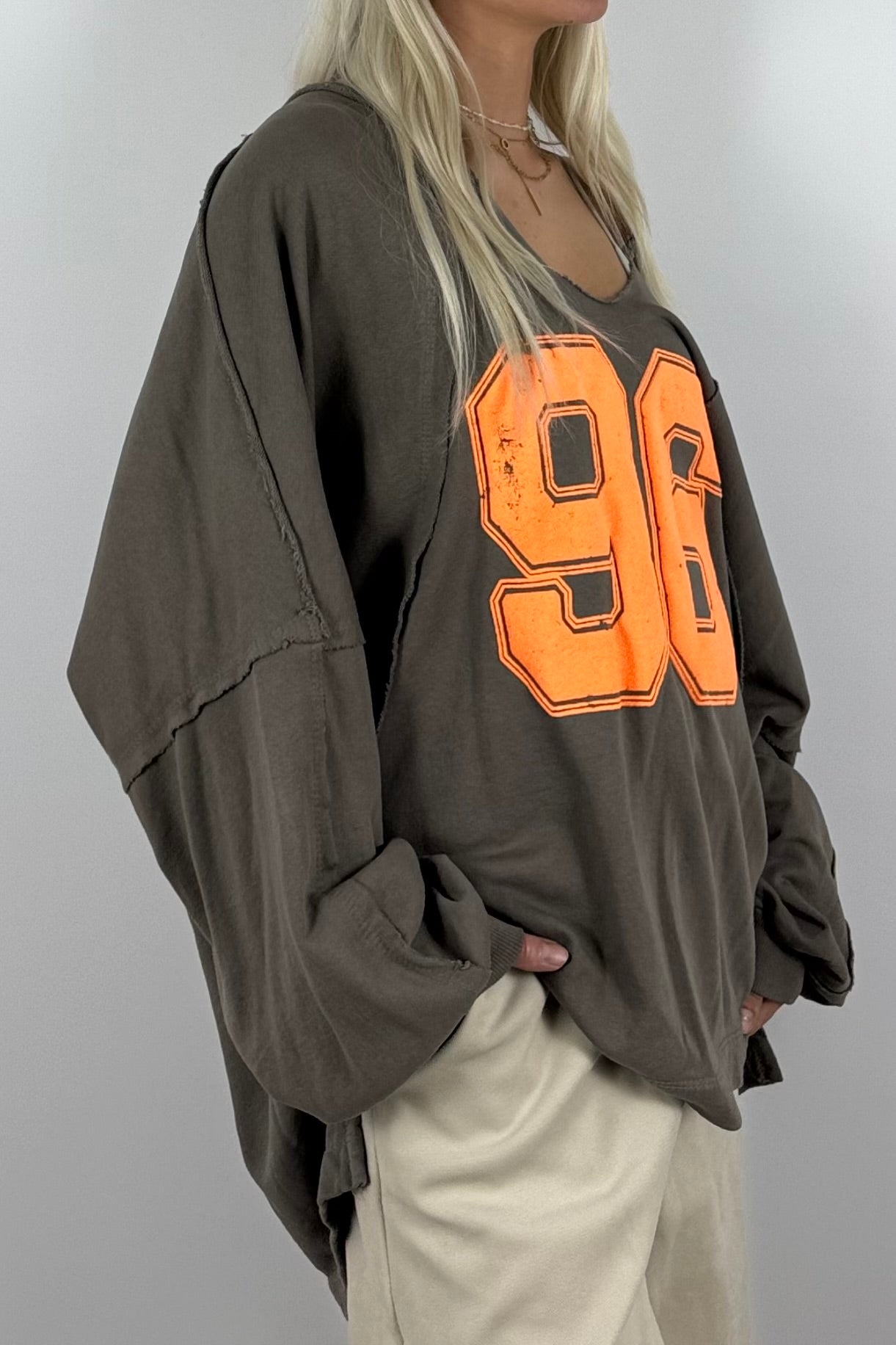 Oversize Shirt mit „96“-Statement –Mud