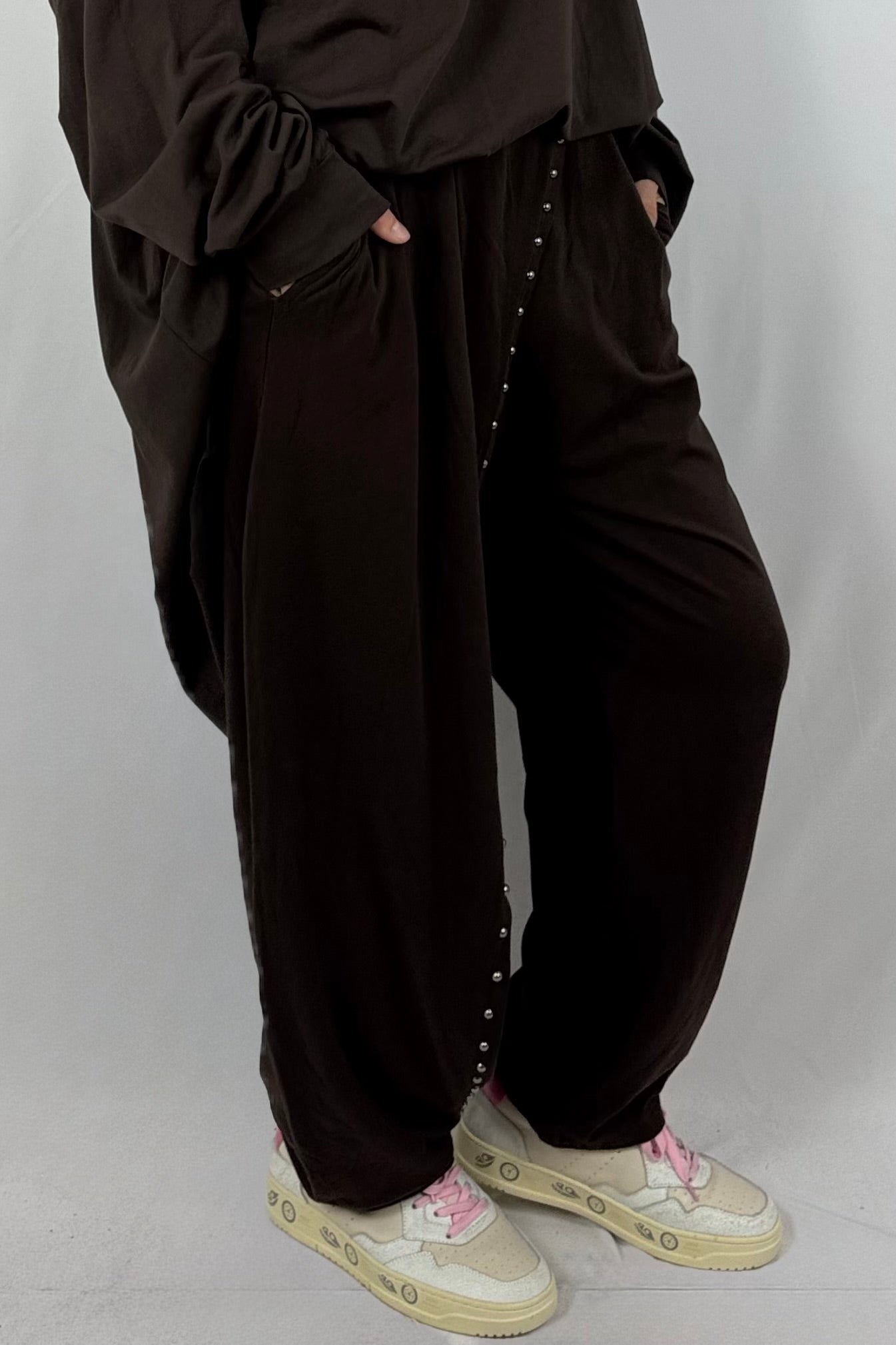 Bequeme Oversize-Hose mit Nieten-Detail-Schoko