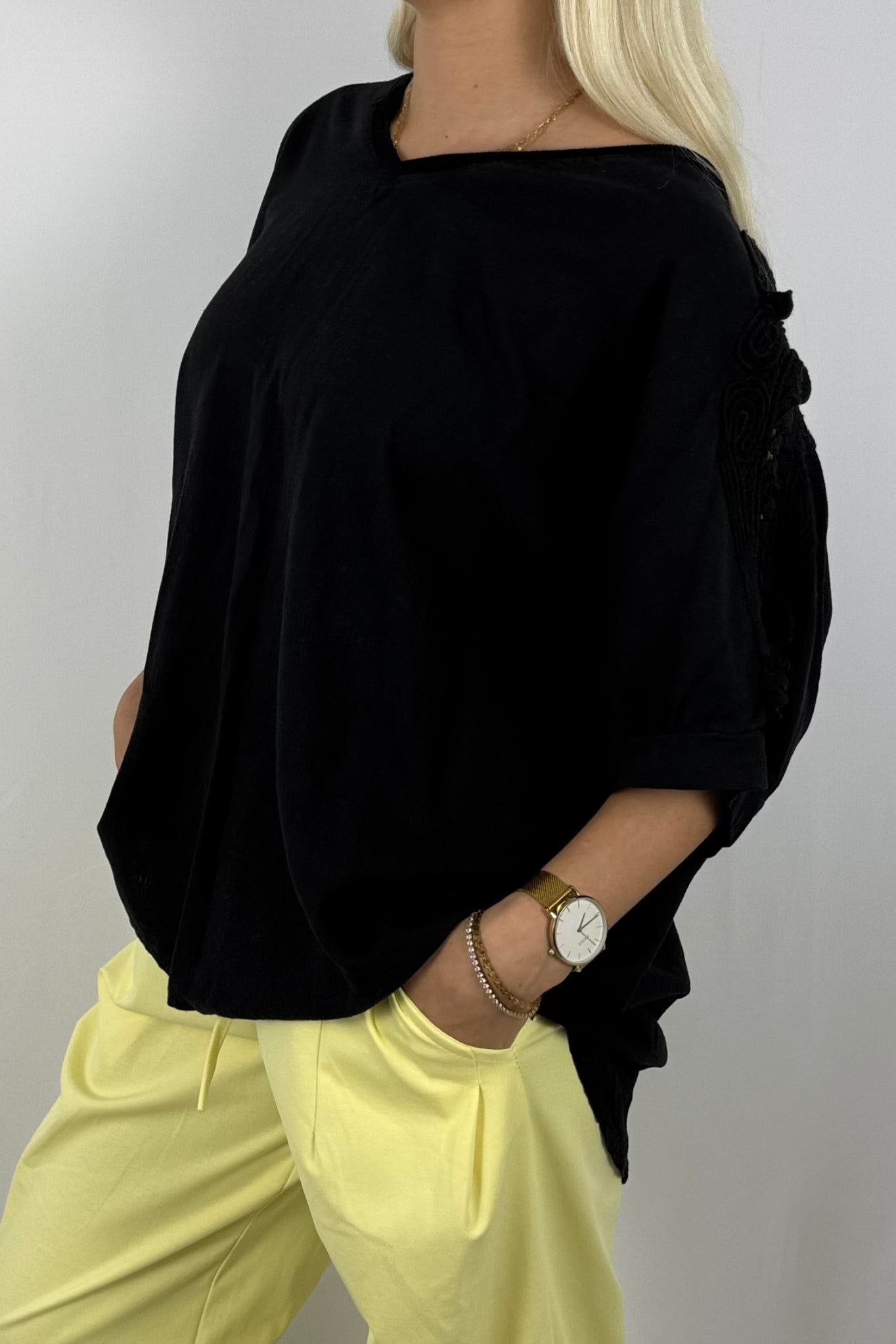 Leinen-Viscose Shirt mit Häkelspitze – luftig & feminin-Schwarz