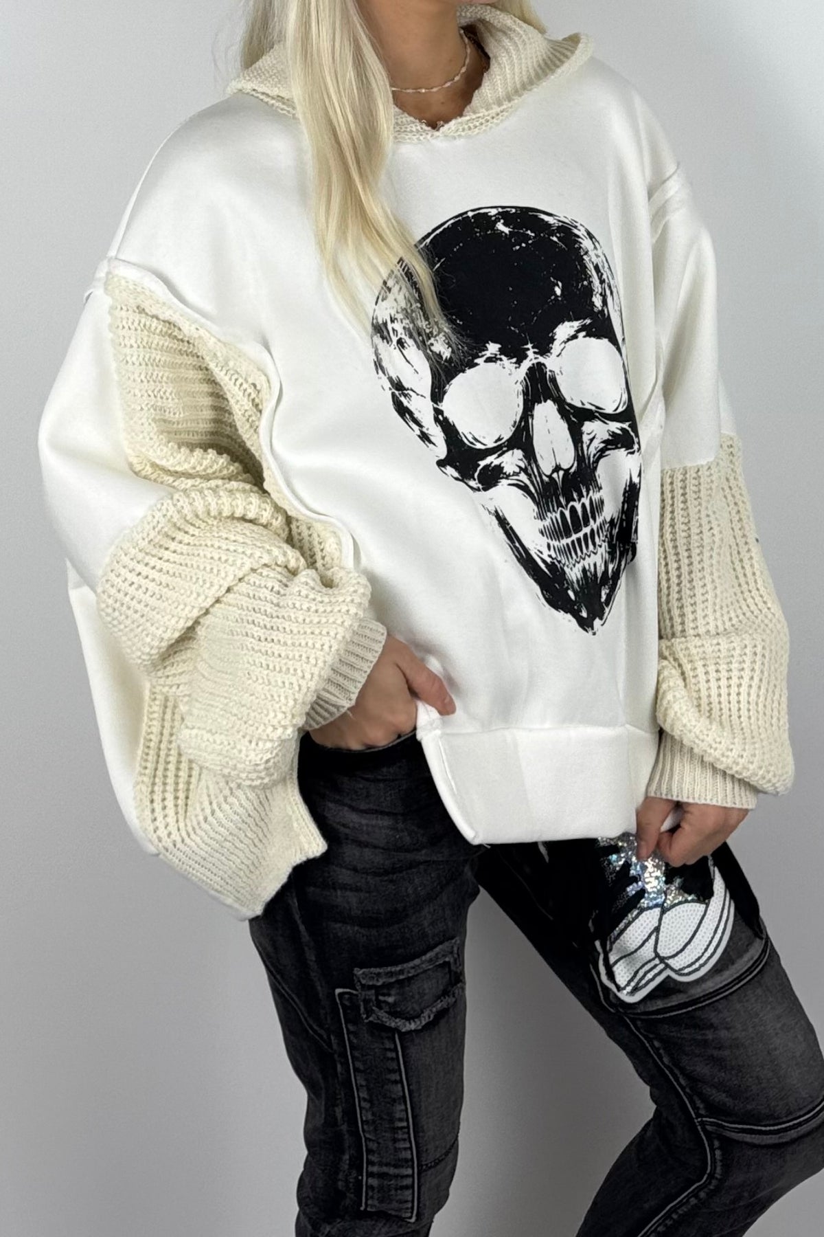 Damen-Hoodie mit Totenkopfprint und Strickdetails-Weiß